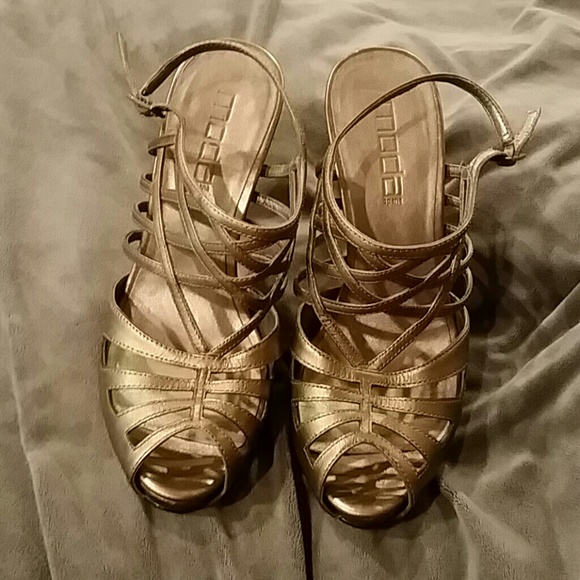 Sexy bronze Moda heels.