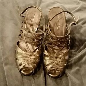 Sexy bronze Moda heels.