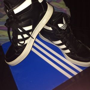 👟Adidas High tops👟