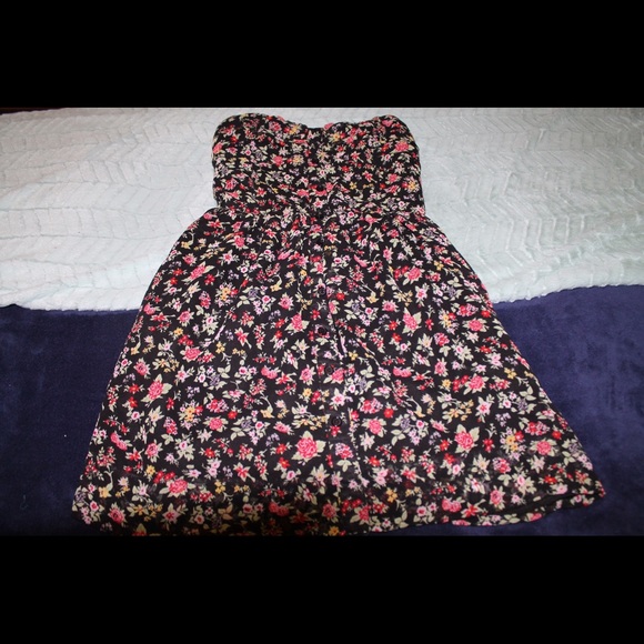 🚫SOLD🚫 Forever 21 strapless floral dress