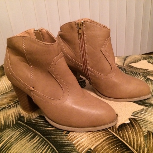 Chunky heel western style classic ankle boots