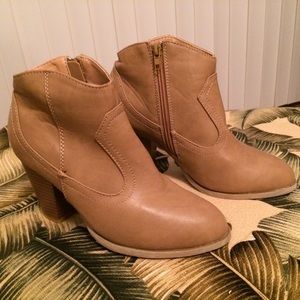 Chunky heel western style classic ankle boots