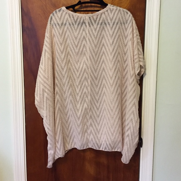 Lightweight sheer oversized top. One size - Picture 2 of 2