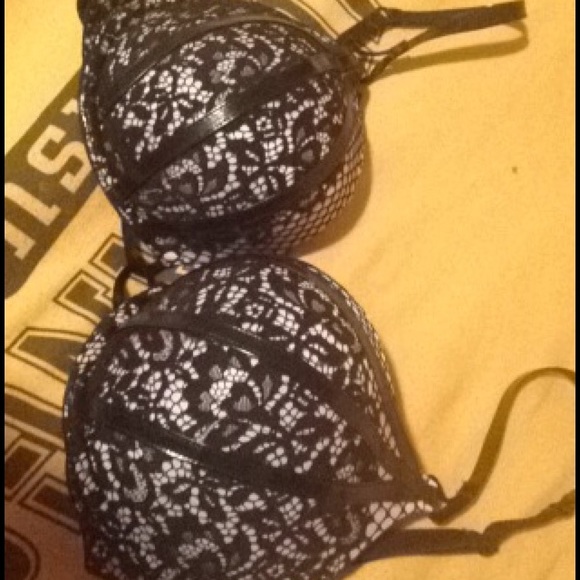 34D bombshell plunge Victoria's Secret