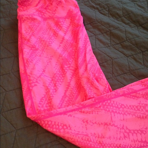 SOLD 🚫Hind Hot Pink Athletic Crops - Picture 2 of 2