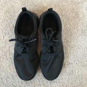 All Black Nike Roches