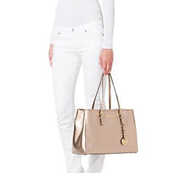 🎉SOLD🎉 Michael Kors Jet Set Travel Large Gold - Picture 1 of 4