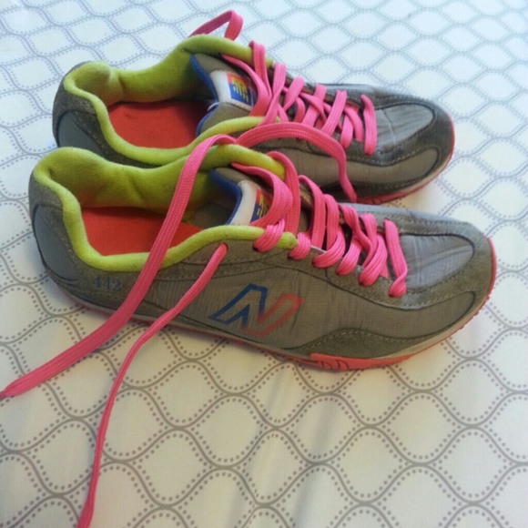 New Balance tennis shoes