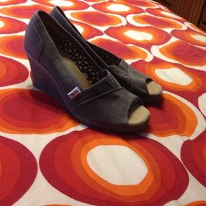 Toms gray heels