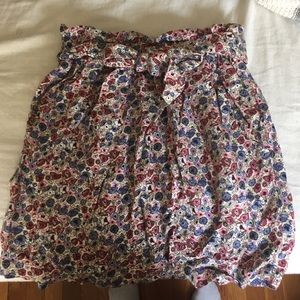 Short floral print skirt
