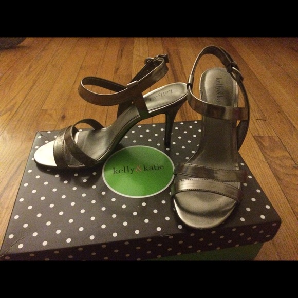 perfect pewter/gunmetal heeled wedding shoe