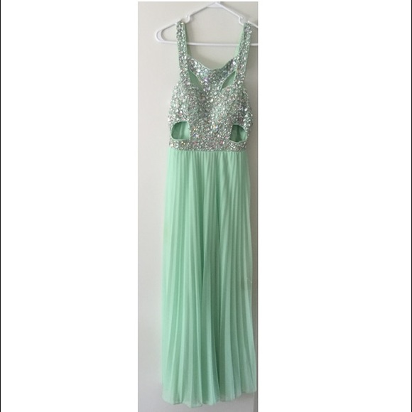 A gorgeous barley worn prom dress !