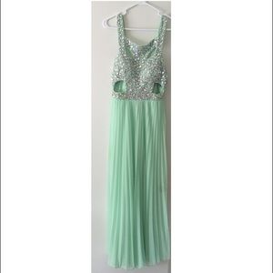 A gorgeous barley worn prom dress !
