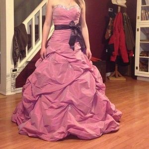 Worn twice. Comes with a matching shaw.