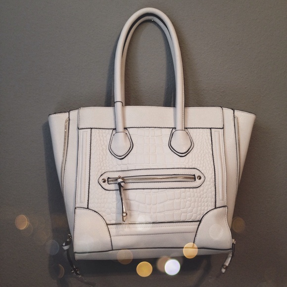 Handbags - 1 HOUR SALE❗️Amazing White Embossed Bag