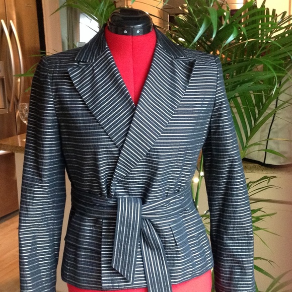Double breasted blazer with tie at waste.