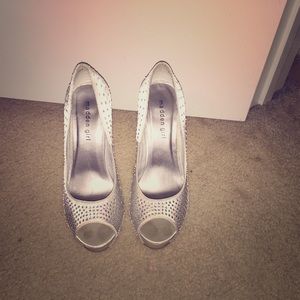 Cute sparkling pair of Steve Madden heels.
