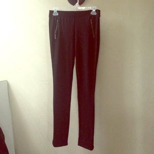 Black leggings with faux zipper pockets!