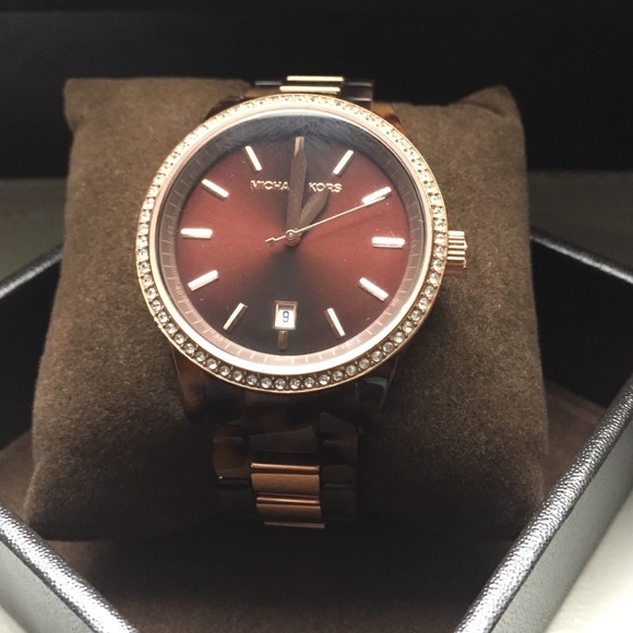 Michael Kors rose gold watch and earrings. - Picture 3 of 4