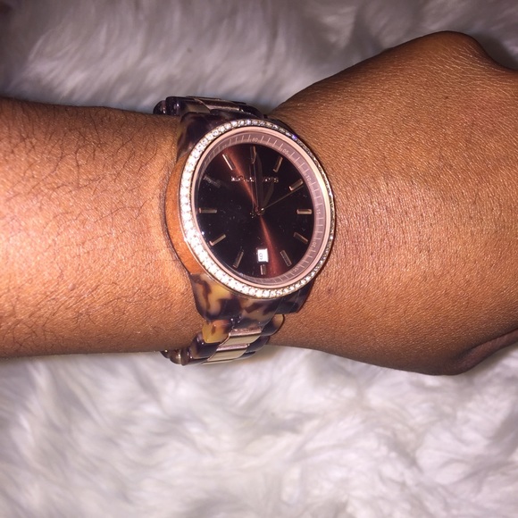 Michael Kors rose gold watch and earrings. - Picture 4 of 4