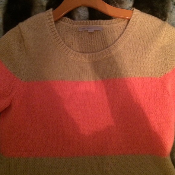 Gap short sleeve sweater. - Picture 2 of 2