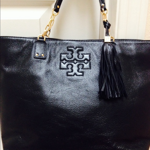 Gorgeous and chic! Tory Burch Thea Tote in black!