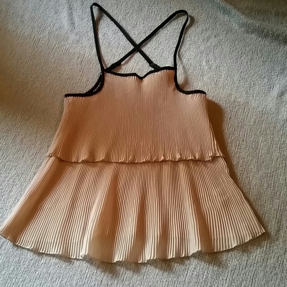 Adorable pleated top - Picture 1 of 3