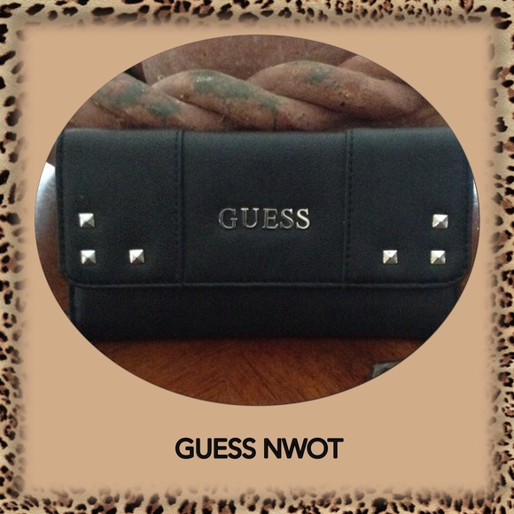 ✨GUESS WALLET♥️SOLD ON TRADSEY♥️