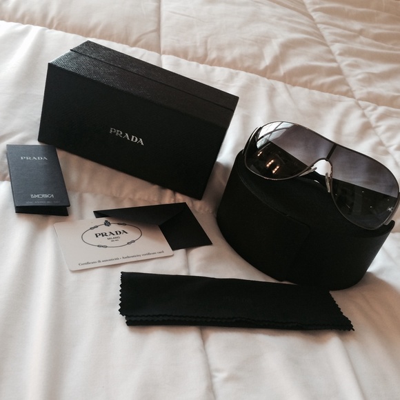 🎉11/05 HP!🎉💯% Authentic Prada Aviators