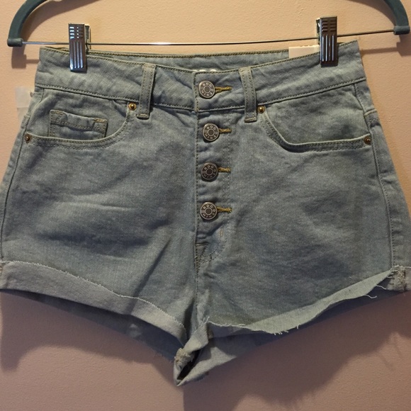 BDG Denim - 💙️NWT BDG HIGH RISE "foxy" LIGHT WASH SHORTS💙
