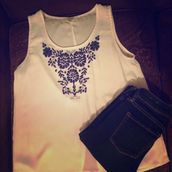 SOLD✔️✔️ WHITE TOP WITH BLUE FLOWERS