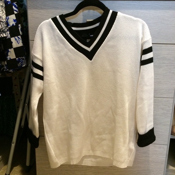 FOREVER 21 Black White Athletic Sweater S