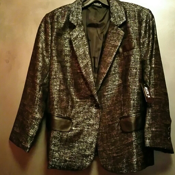 ⤵REDUCED⤵💎💎Black/Silver cropped Blazer💎💎