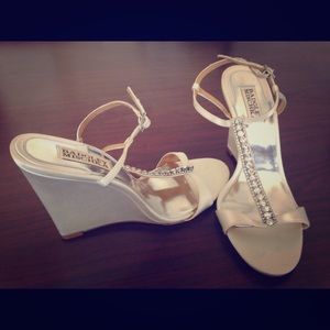 Badgley Mischka creamed colored t-strap shoes