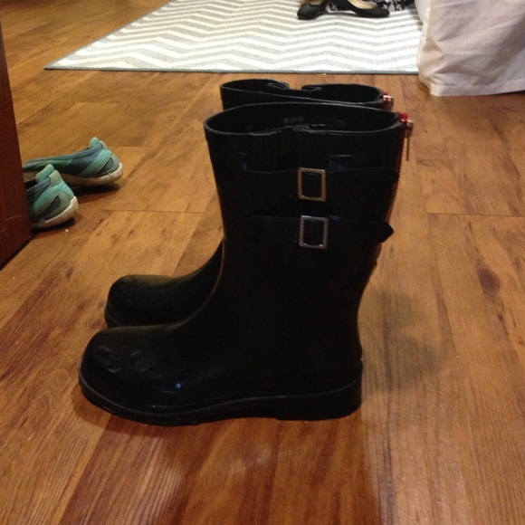 Short black rain boots
