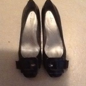 Tahara  black patent low heeled pump