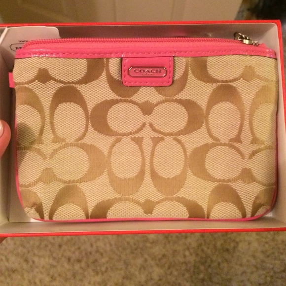 Coach Handbags - 🆕 Coach Wristlet
