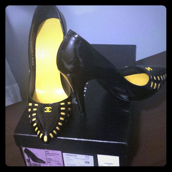 Black CHANEL pumps