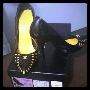 Black CHANEL pumps