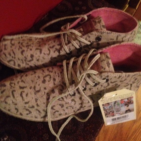 Leopard TOMs-brand new never worn!