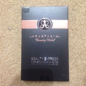 Eyebrows and eye makeup kit