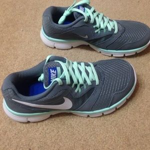 Never worn Nike Sneakers. Perfect condition.