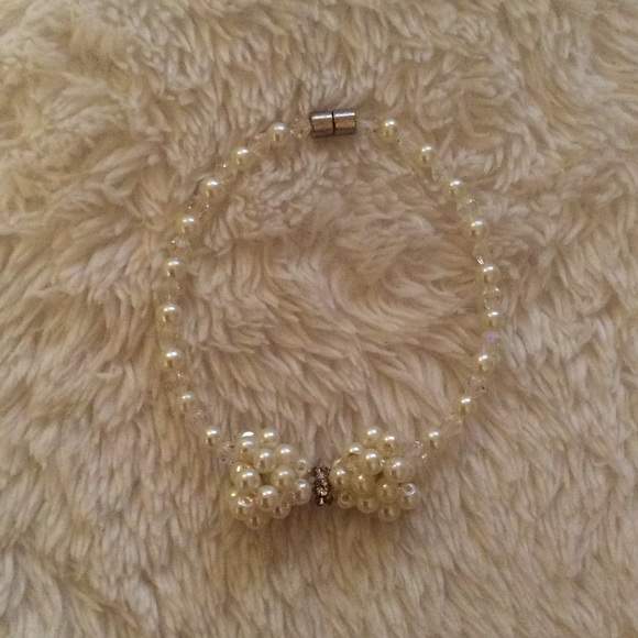 Magnetic pear bow bracelet