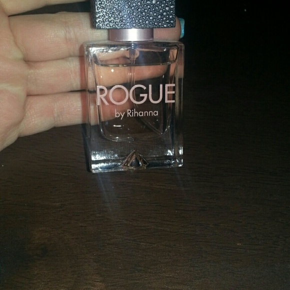 Large Sample of Rogue by Rihanna