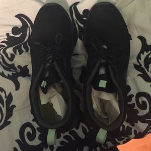 Black nike Roshe runs 😊