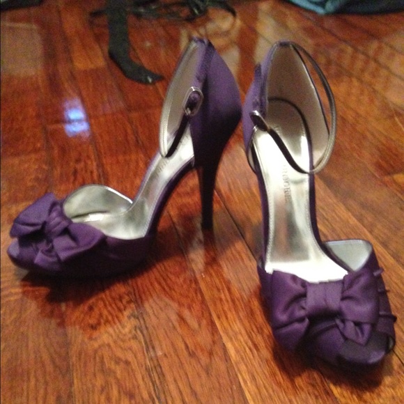Audrey Brooke Size 8W Purple Heels