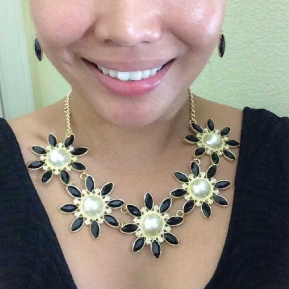 Flower Pearl Necklace in Black