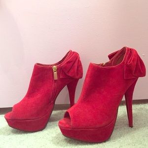Red bamboo heels with red bow in the back