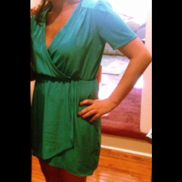 Really cute green short sleeve dress!