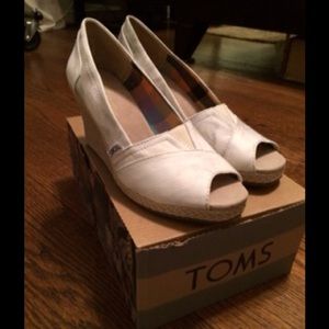 NEW TOMS Tie Dye Grey/Beige Denim Wedges